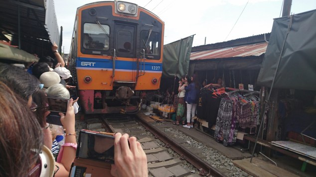 treno mercato mae klong