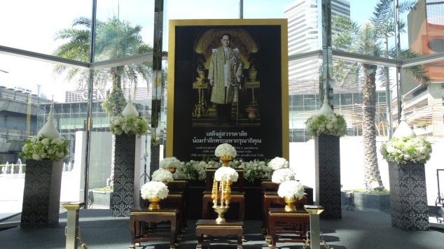 Effige del vecchio re Bhumibol nel Siam Center di Bangkok