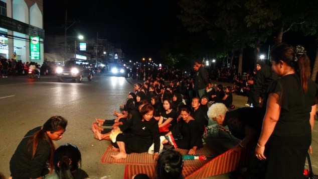 Gente in strada aspettando il passaggio del Re Vajiralongkorn