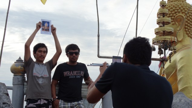 Scatto ricordo con foto del nuovo Re Vajiralongkorn - Tiger Cave, Krabi